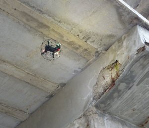 Prohlídka mostu pomocí dronu Flyability Elios 2