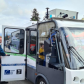 Minibus jezdí i zastavuje sám. Svezl první cestující. Možná je zarazilo, že v něm přesto sedí řidič