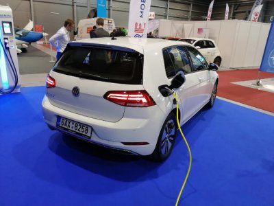 Tisk: V roce 2018 přibylo na českých silnicích téměř 1 000 osobních elektromobilů a plug-in hybridů 00