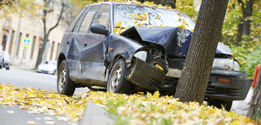 Vážná zranění i smrt. Po nárazu autem do stromu trpí nejvíce mladí řidiči